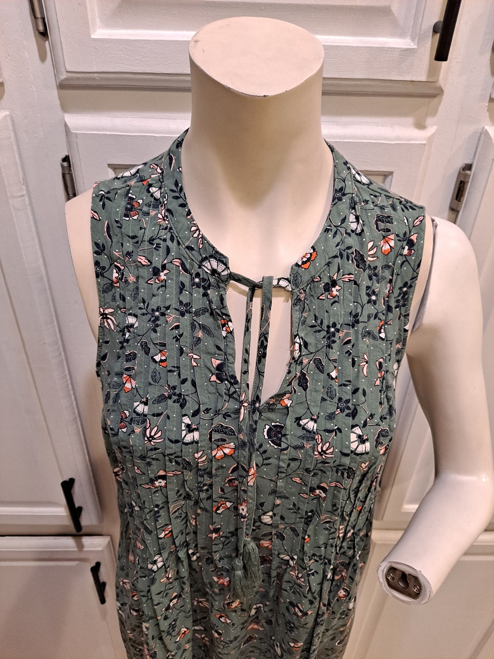 Old Navy Olive Green White Black Floral Mini Dress Boho Pleated Sleeveless - Picture 2 of 10